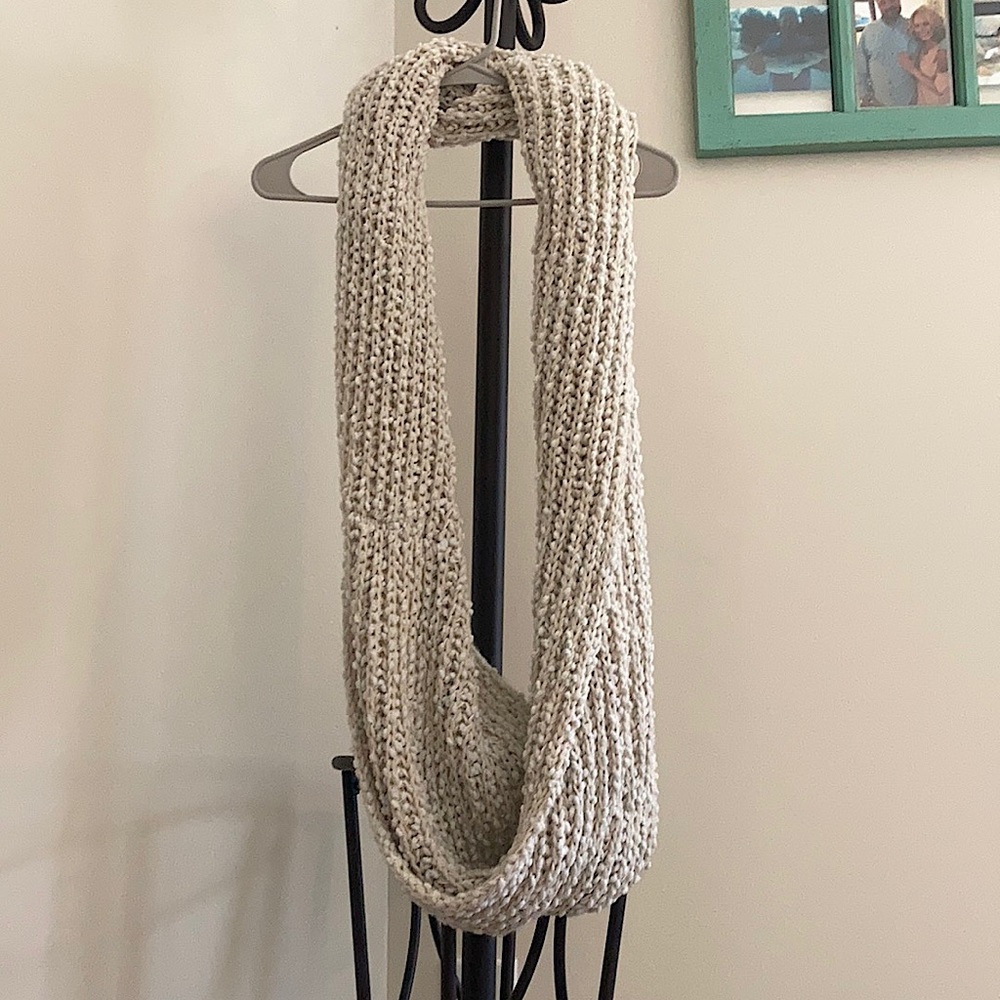 NWOT Infinity Scarf! Perfect Neutral Accessory for Fall/Winter!